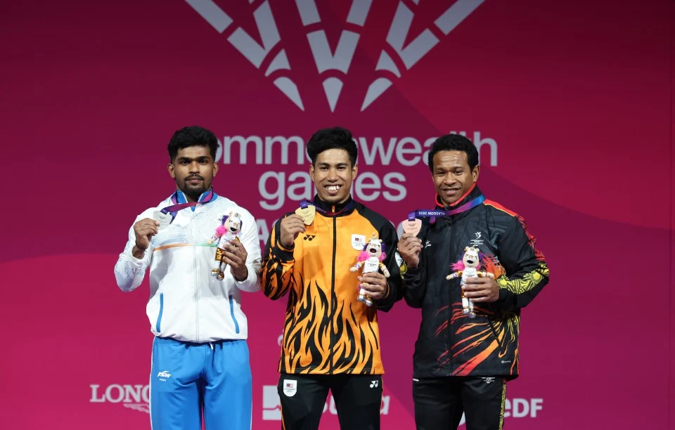 Angkat berat hadiah dua emas pertama kontinjen negara